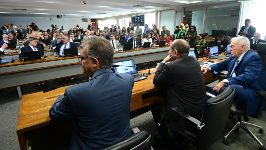 Por unanimidade, CCJ do Senado rejeita e enterra PEC da Blindagem