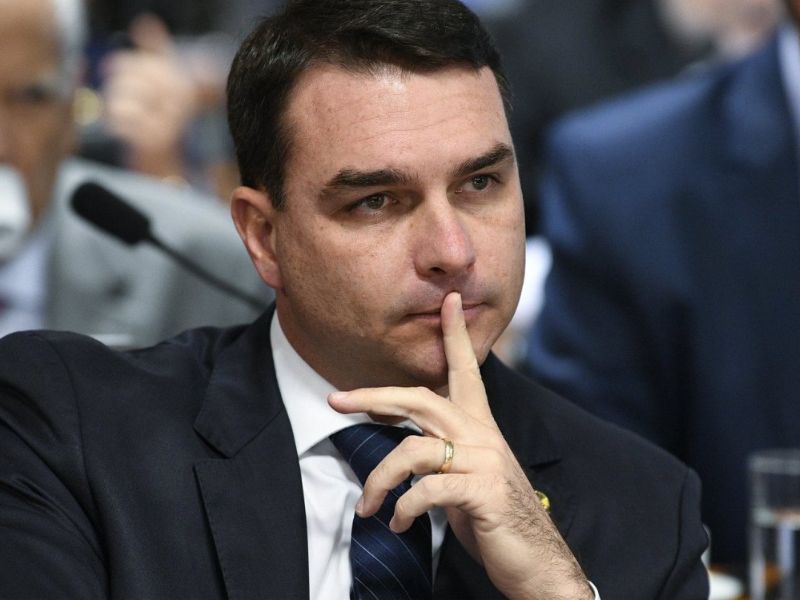 Flávio Bolsonaro reage à condenação do pai e diz que “o jogo não acabou”