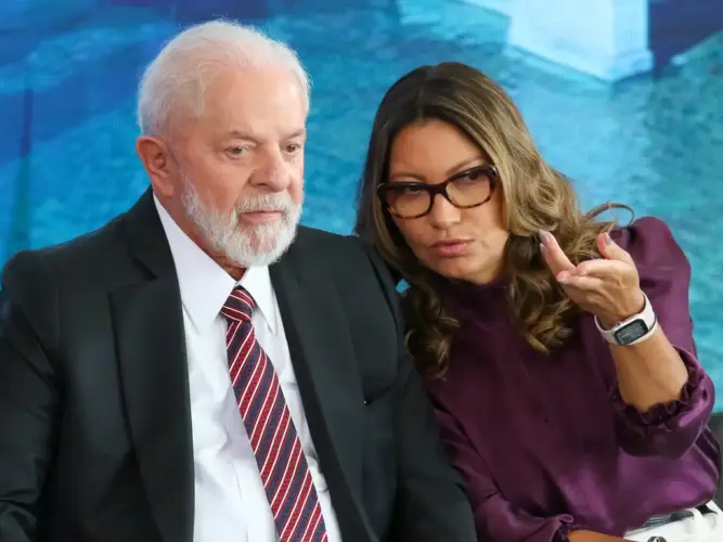 O presidente Luiz Inácio Lula da Silva, acompanhado da primeira dama, Janja Lula da Silva,, durante posse ao novo ministro da Justiça e Segurança Pública, Ricardo Lewandowski, no Palácio do Planalto. Foto Fabio Rodrigues-Pozzebom Agência Brasil