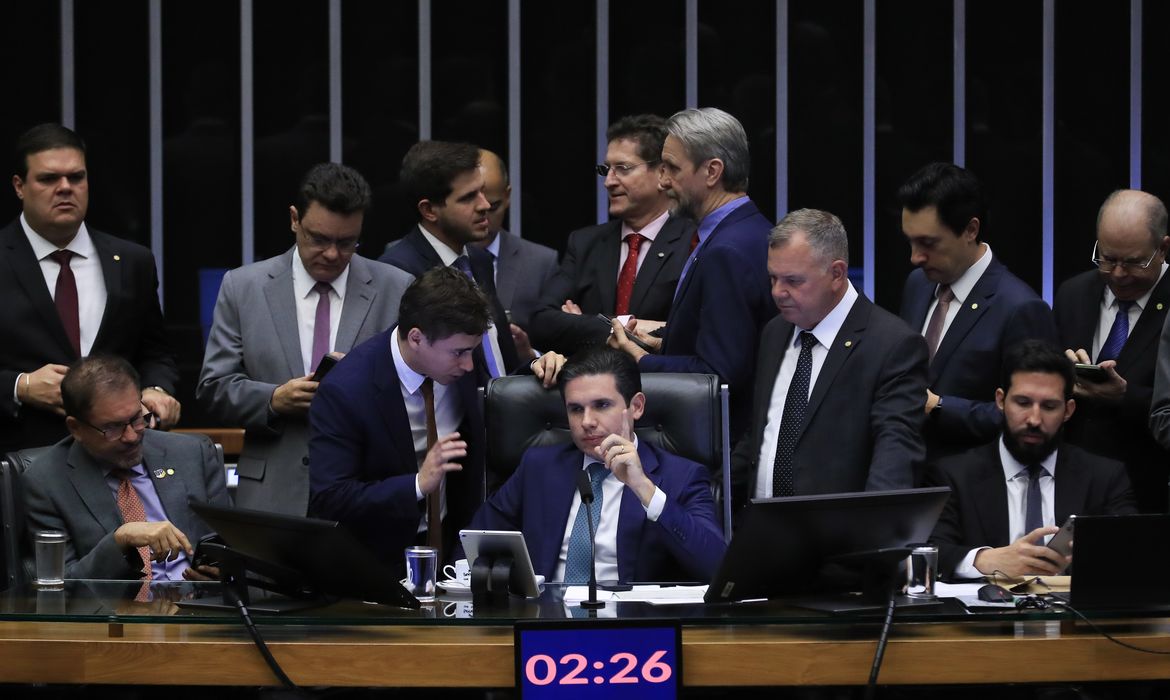 Deputados aprovam PEC da blindagem; Amon, Átila e Sidney Leite votaram contra