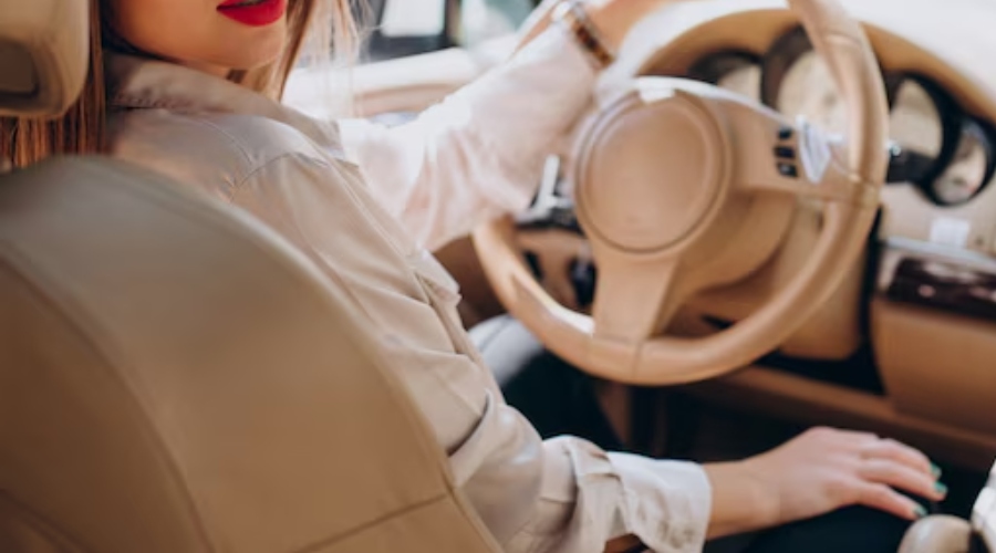 Mulher é presa após atrair homens com carros de luxo alugados para furtá-los em Manaus