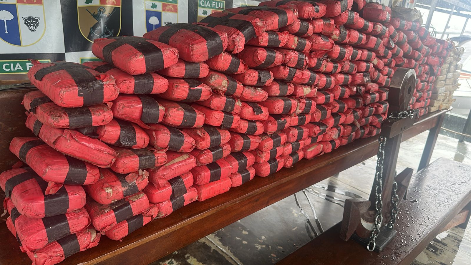 PM apreende 193 tabletes de skunk em lancha vinda da Colômbia no Rio Negro