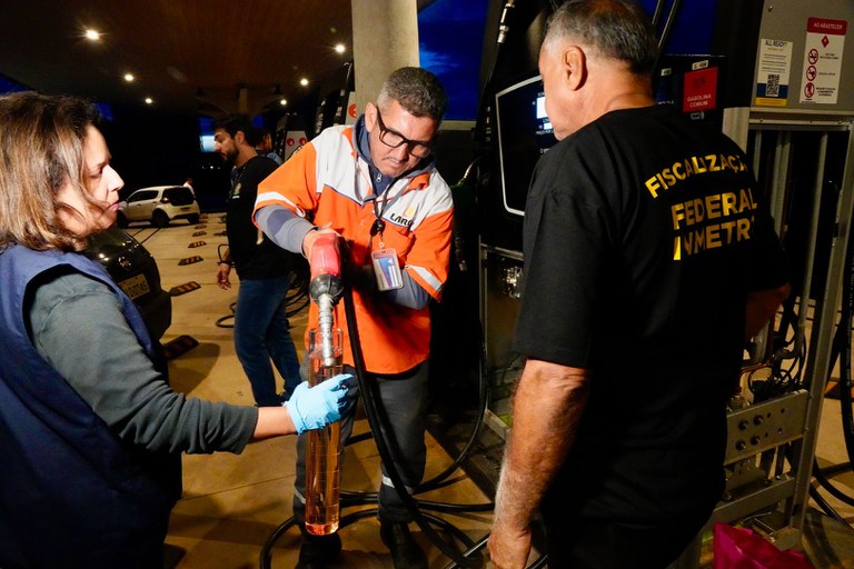 Inmetro e ANP fazem operação nacional contra fraudes em postos de combustíveis — Agência Gov
