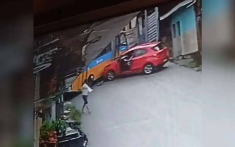 'Amarelinho' desgovernado atinge veículo na zona leste de Manaus
