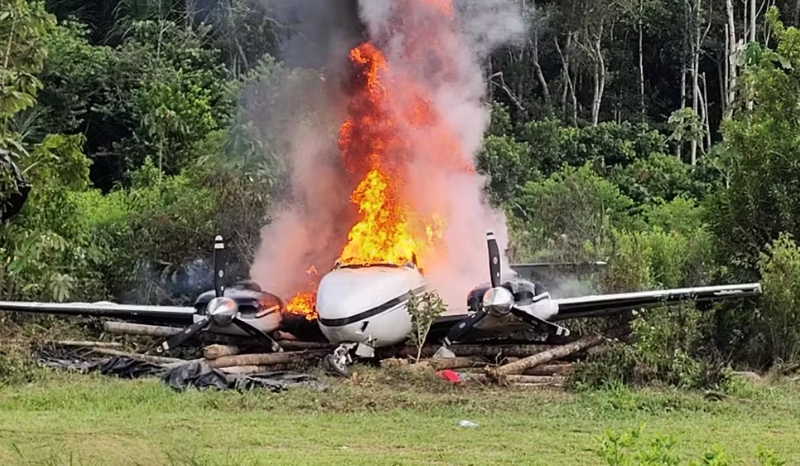 Aviões usados pelo tráfico são destruídos em operação internacional na Amazônia