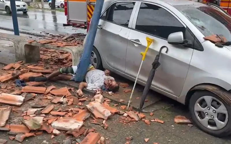 Carro invade parada de ônibus e mata idoso na Av. Cosme Ferreira
