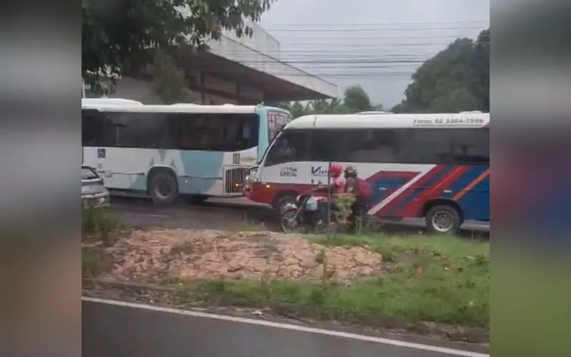 Colisão entre ônibus e rota gera lentidão no trânsito em Manaus