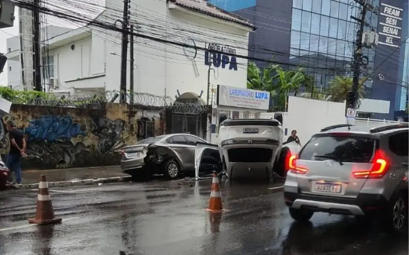 Médica capota veículo na Avenida Joaquim Nabuco
