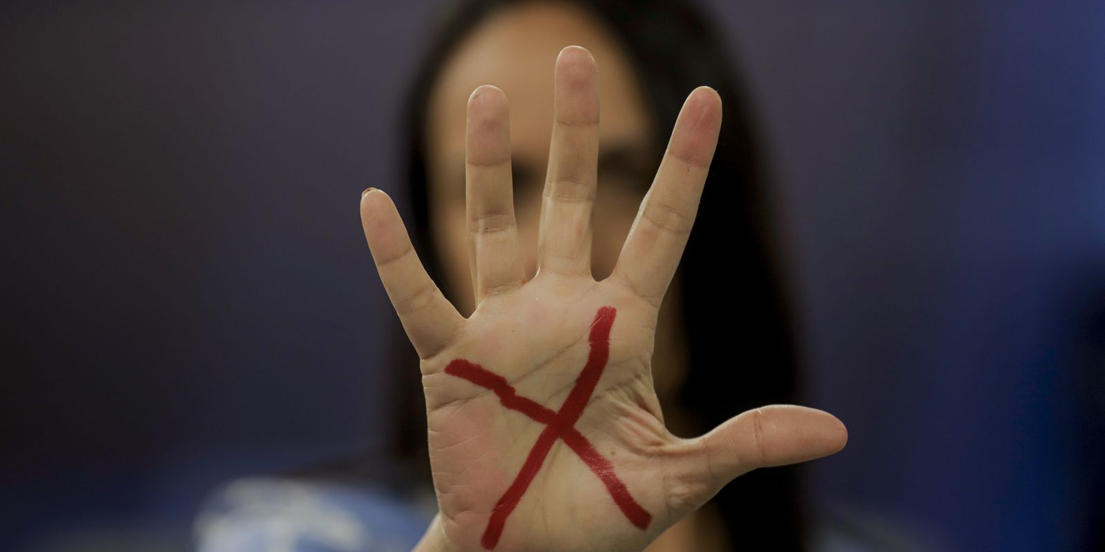 Ligue 180 pode ser obrigatório em notícias de violência contra mulher