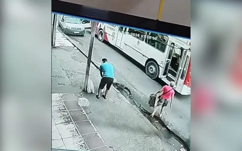 Motorista abre porta, atinge ônibus e perde o dedo no bairro Zumbi