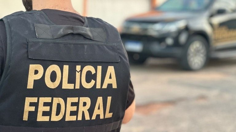 Suspeitos são presos ao tentar enviar cocaína líquida em edredons pelos Correios em Manaus