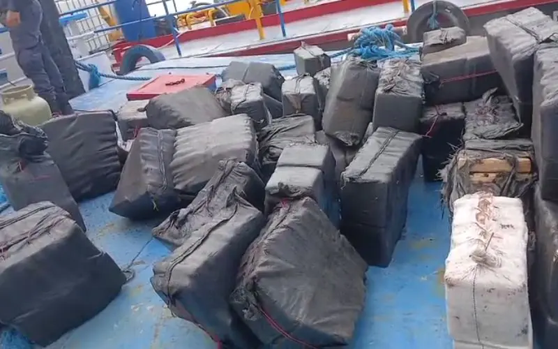 Polícia prende trio com 1,1 tonelada de drogas em embarcação
