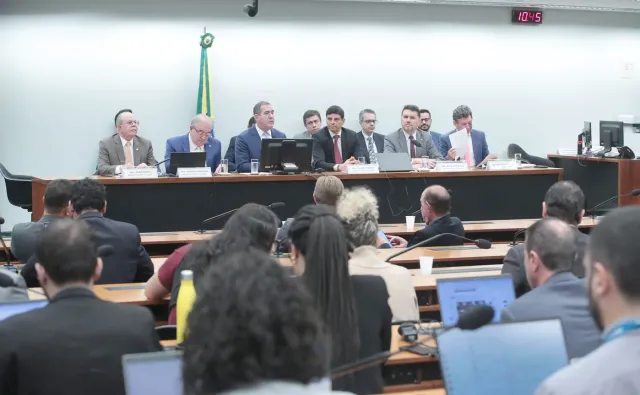 Refrigerante pode pagar menos imposto que água mineral