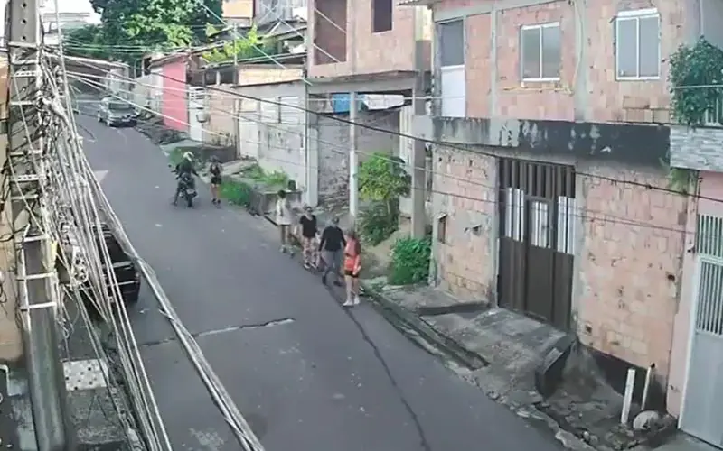 Vídeo mostra bandido assaltando mulher no bairro Cidade Nova