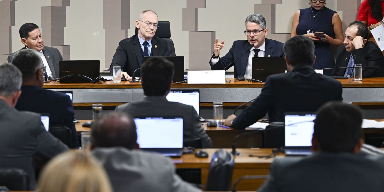 CPI do Crime aprova pedido para chegar a beneficiários do Banco Master