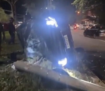 Vídeo: Carro capota após bater em poste na avenida do Turismo