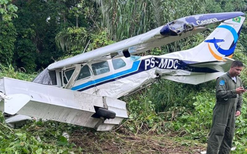 VÍDEO: Avião sai da pista e vai parar em área de mata no Aeroclube de Manaus