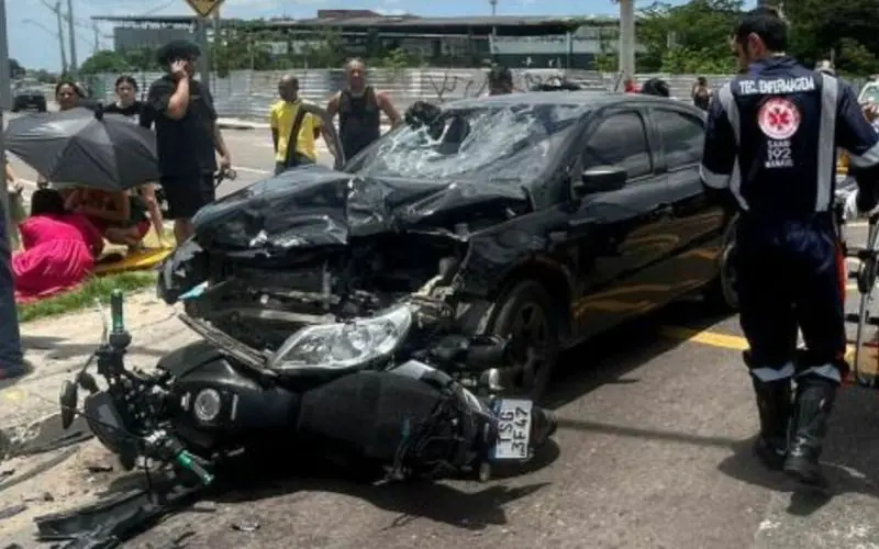 Família sofre grave acidente após veículo avançar sinal fechado na Bola da Suframa