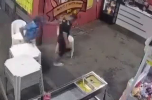 VÍDEO: Criminoso armado assalta pizzaria em Manaus; câmeras registram ação