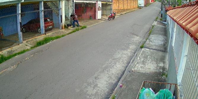 VÍDEO: Motoqueiro surpreende estudante e comete assalto em plena luz do dia em Manaus