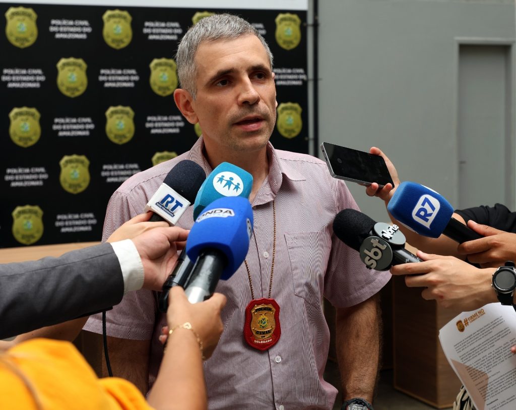 Cadelas feridas e com larvas são resgatadas em Manaus
