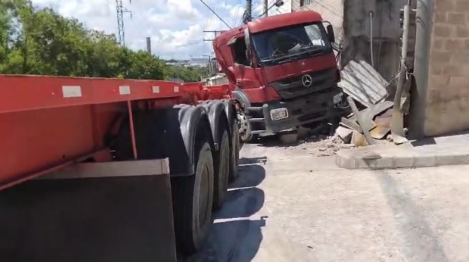 VÍDEO: Cavalo mecânico invade e destrói fachada de casa no Mauazinho
