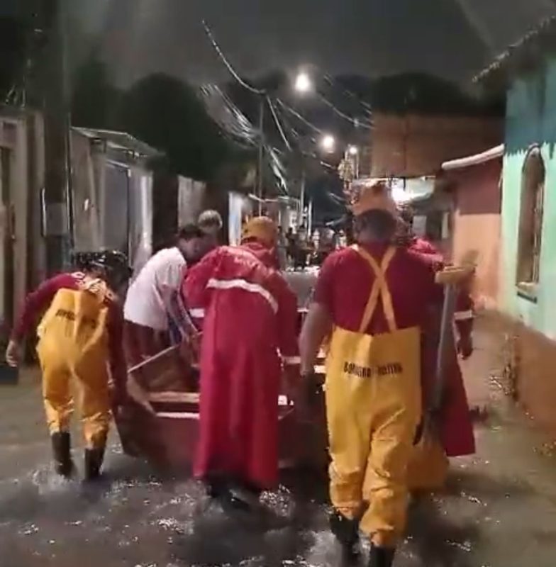 Bombeiros resgatam 32 famílias durante temporal em Manaus