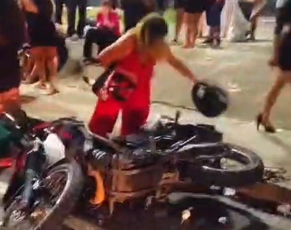 Mulher destrói moto do marido por suspeita de traição em show de Pablo em Manaus