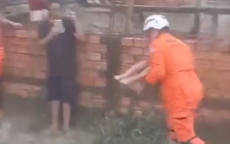 VÍDEO: Criança de 3 anos é arrastada por enxurrada em igarapé durante chuva em Manaus