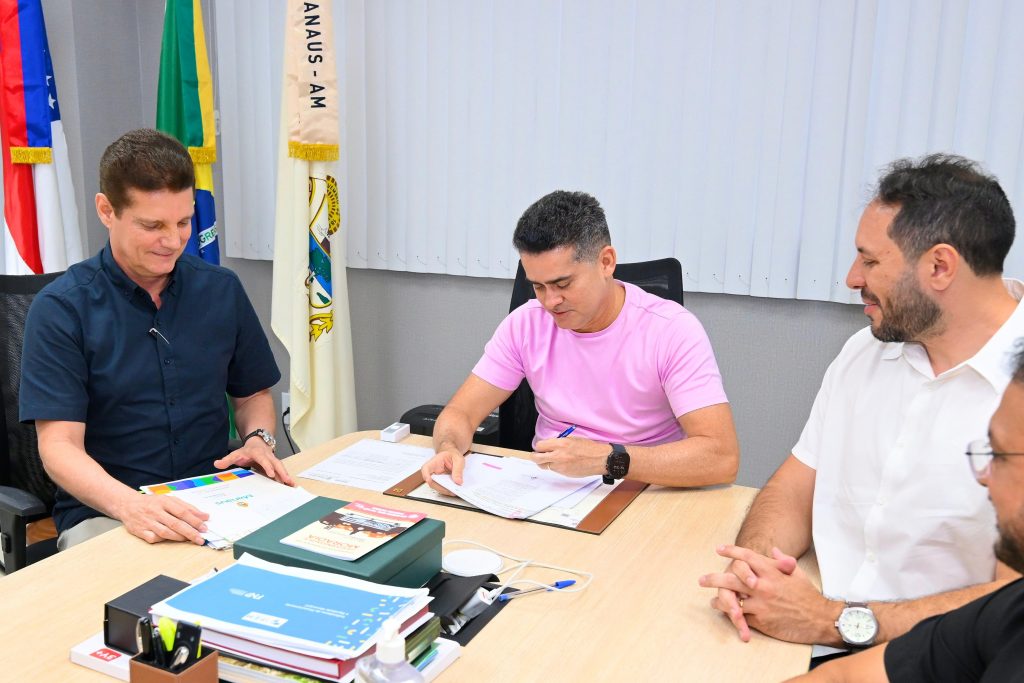 David Almeida nomeia mil aprovados em concurso da Semed em Manaus