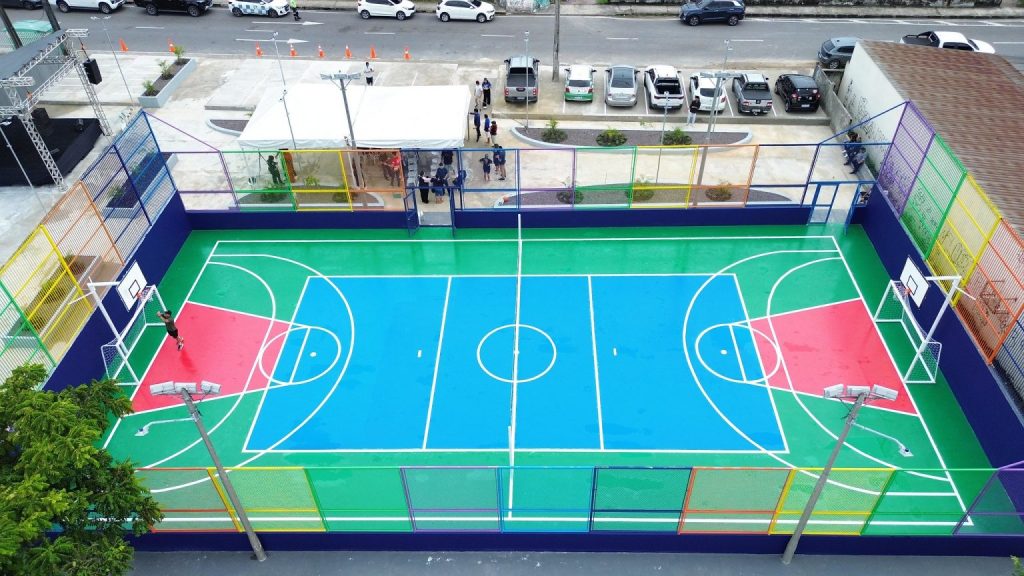 David Almeida entrega praça e quadra revitalizadas na zona Norte de Manaus