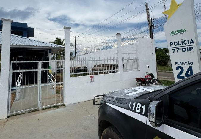 Homem é preso por agredir irmã grávida com tijolo em Novo Airão