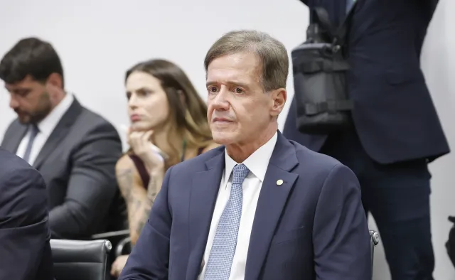 Deputados de atestado vão a festas e jogo do Flamengo