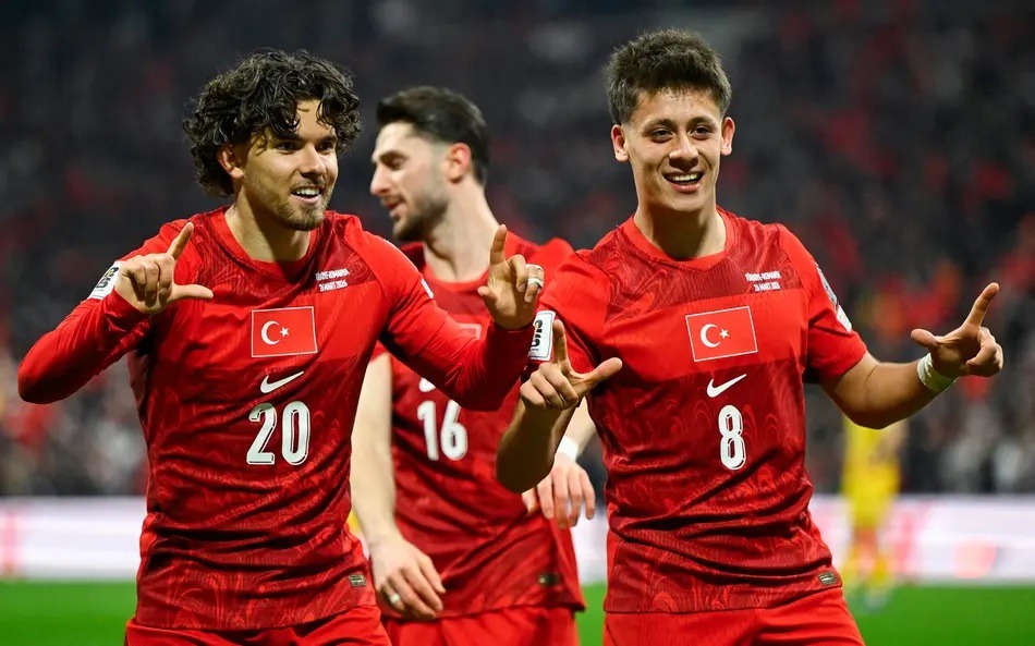 Turquia vence Romênia e avança na repescagem da Copa