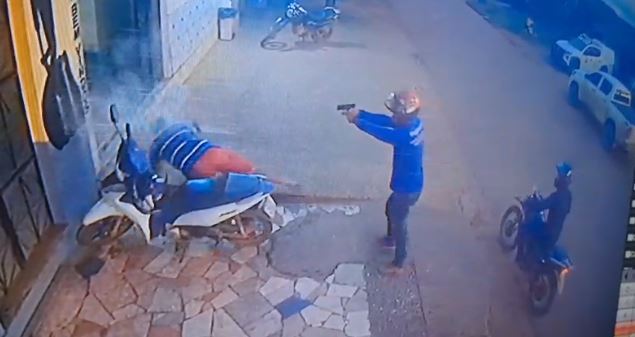 Vídeo mostra execução de empresário em frente a hotel no Amazonas