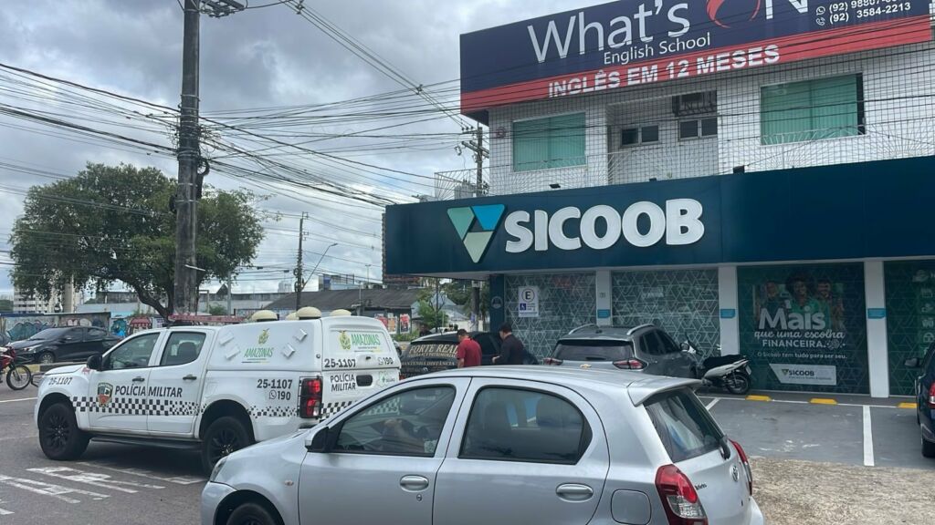 Criminosos invadem agência bancária, roubam dinheiro e arma na Djalma Batista