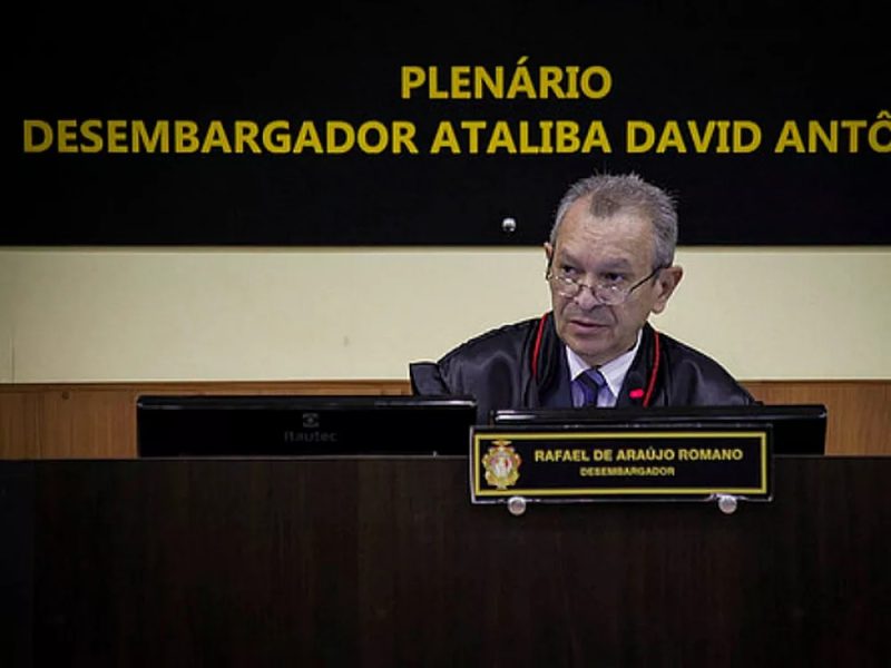 Desembargador condenado a 47 anos de prisão por estuprar a neta se entrega à polícia em Manaus