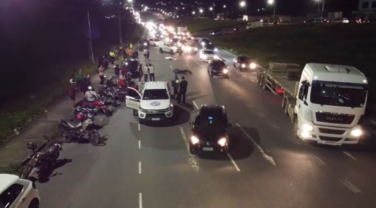 VÍDEO: Motociclista morre após colisão com caminhão de reciclagem em Manaus