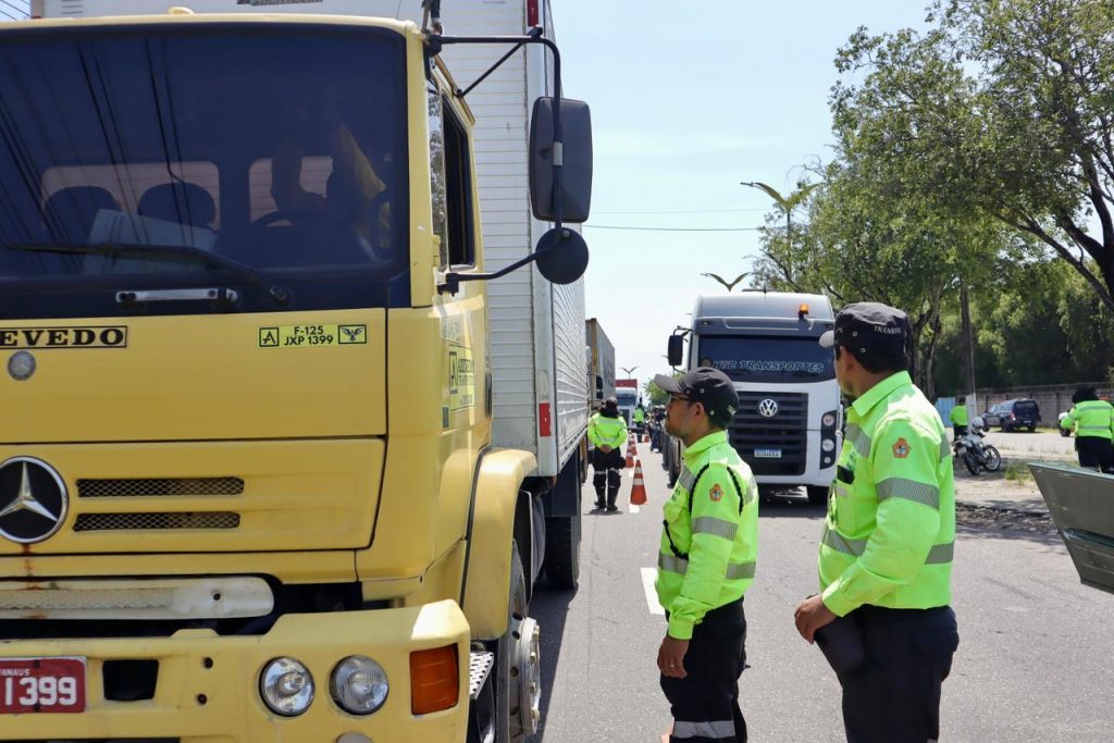 Operação “Carga Pesada” fiscaliza veículos pesados e autua 87 em Manaus