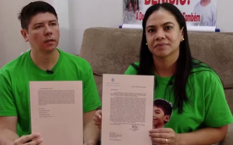 Pais de Benício recebem carta do Papa Leão XIV após morte do menino em Manaus