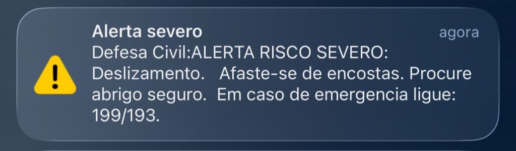 Temporal em Manaus provoca alagamentos e alerta de risco