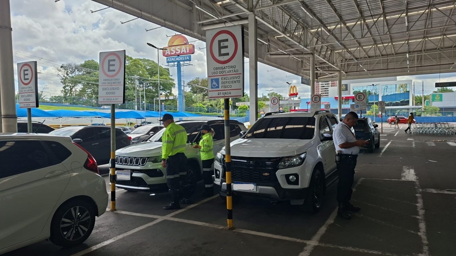 Fiscalização autua 30 motoristas por uso irregular de vagas especiais em Manaus