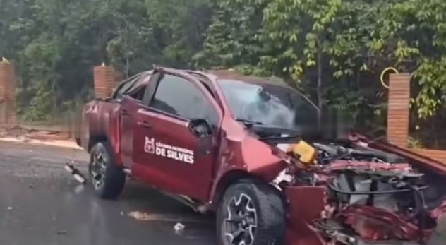 VÍDEO: Carro com vereadores de Silves capota durante chuva na AM-010