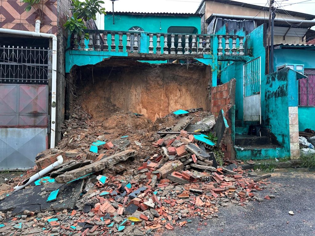 VÍDEO: Chuva causa deslizamento de barranco e destrói parte de casa em Manaus