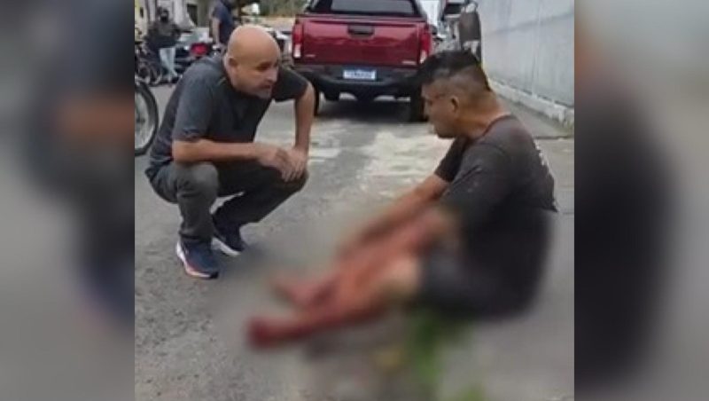 Homem esfaqueado pelo próprio tio busca ajuda em delegacia na zona Leste de Manaus