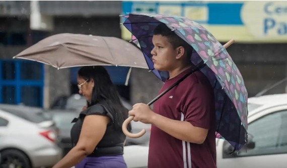Manaus está sob alerta para chuvas moderadas nesta terça