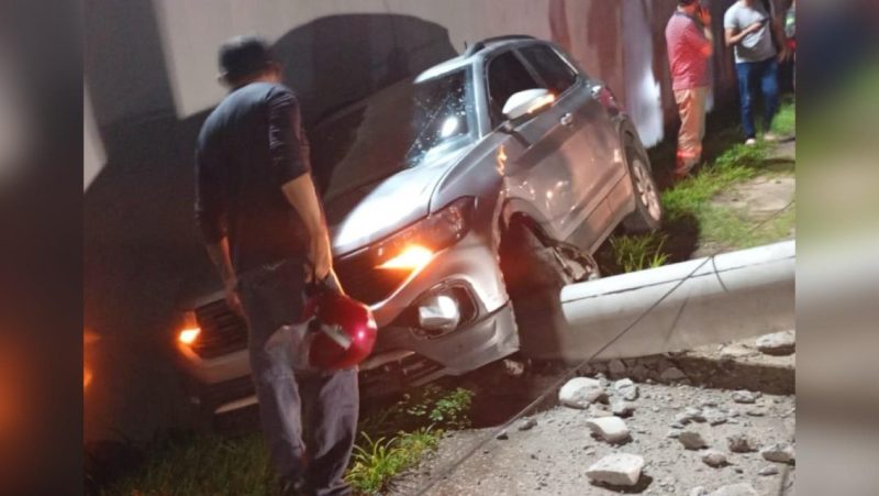Batida de carro em poste deixa trecho da avenida das Torres interditada em Manaus