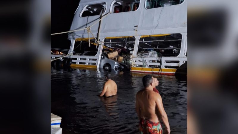 Embarcação bate em pedra e encalha no Rio Negro