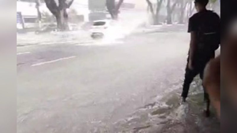 Chuva deixa Centro de Manaus alagado na manhã desta quinta-feira