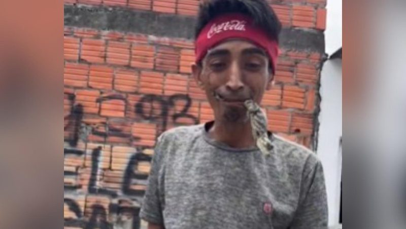 Homem chama a atenção ao colocar jacaré na boca em Manaus: